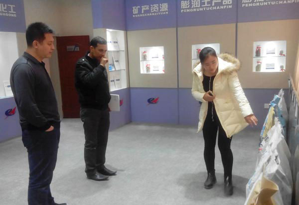 印度外商考察我公司蒙脫石生產基地樣品室