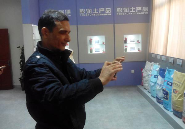 印度外商考察我公司蒙脫石生產基地樣品室